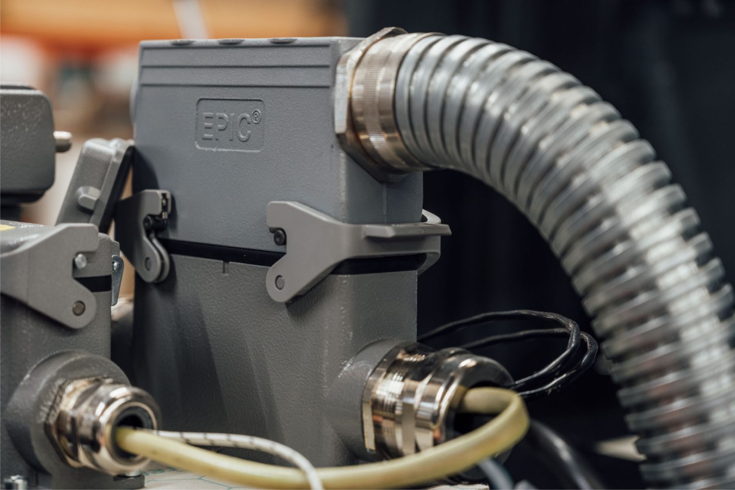 Os conectores industriais EPIC® permitem a ligação e desligação segura de cabos