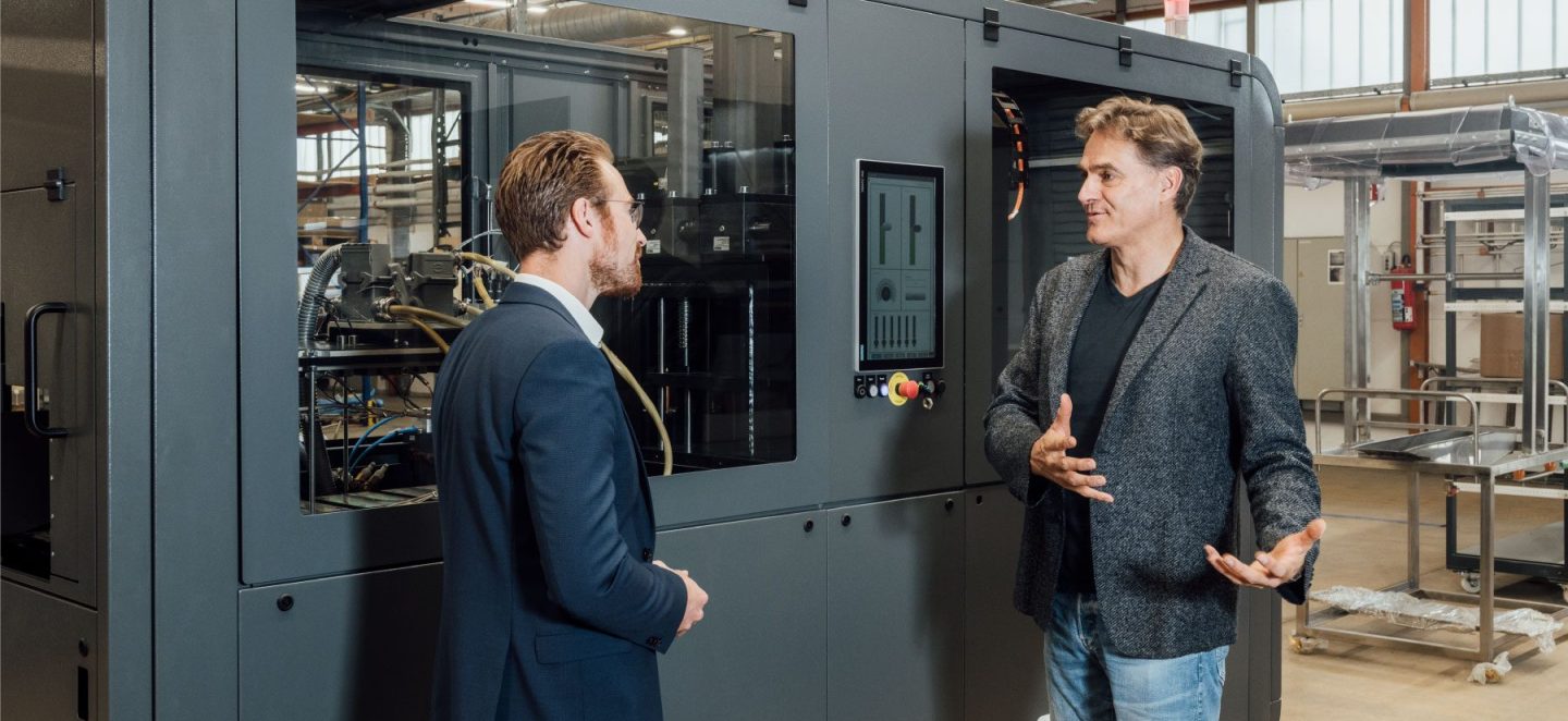 O Diretor-Geral Boris Thomas demonstra o sistema de pultrusão pullCUBE